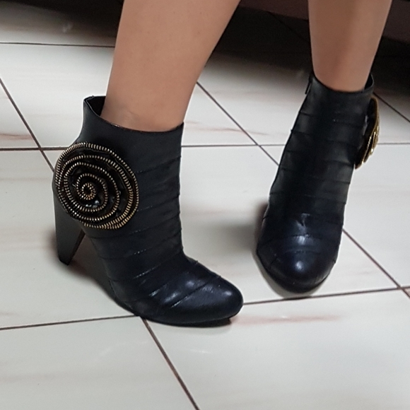 5/$25 | NIB Flower ankle booties - Picture 2 of 7